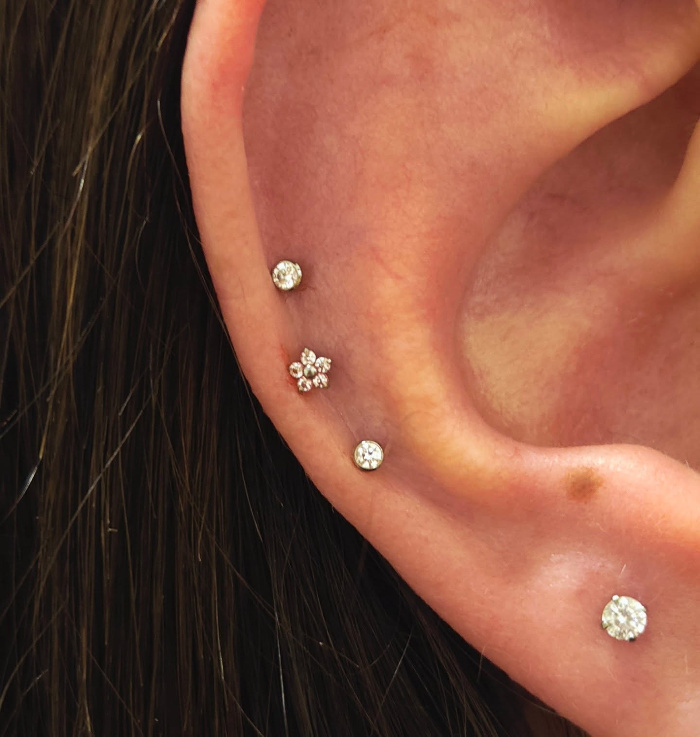 Piercing realizado por Maya Perfuradora na Chakra Tattoo
